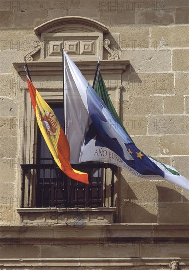 VANDELVIRA ANDRES 1509/75
EXTERIOR-VENTANA CON BANDERAS ESPAÑOLA Y DEL AÑO EUROPEO DEL TURISMO
UBEDA, AYUNTAMIENTO
JAEN