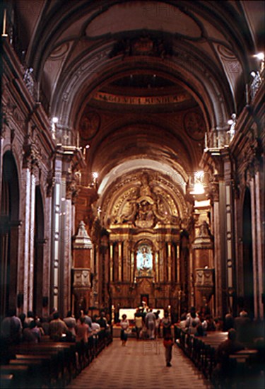 INTERIOR-NAVE PRINCIPAL CON FIELES EN MISA-VISTA LATERAL
BUENOS AIRES, CABILDO
ARGENTINA