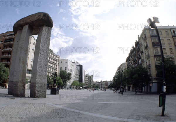 DALI SALVADOR 1904/1989
VISTA DE LA PLAZA CON LA ESCULTURA EN HOMENAJE A NEWTON
MADRID, PLAZA DE DALI
MADRID
