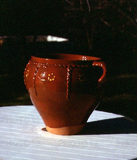 OLLA-PUCHERO VIDRIADA Y CON DECORACION DE CORDON
NAVAL, COLECCION PARTICULAR
HUESCA
This image is not downloadable. Contact us for the high res.