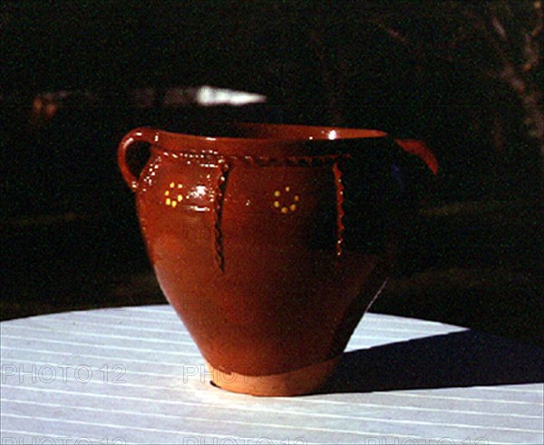 OLLA-PUCHERO VIDRIADA Y CON DECORACION DE CORDON
NAVAL, COLECCION PARTICULAR
HUESCA