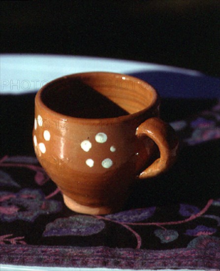 TAZA VIDRIADA CON DECORACION DE PUNTOS BLANCOS EN FORMA DE FLOR
NAVAL, COLECCION PARTICULAR
HUESCA
This image is not downloadable. Contact us for the high res.