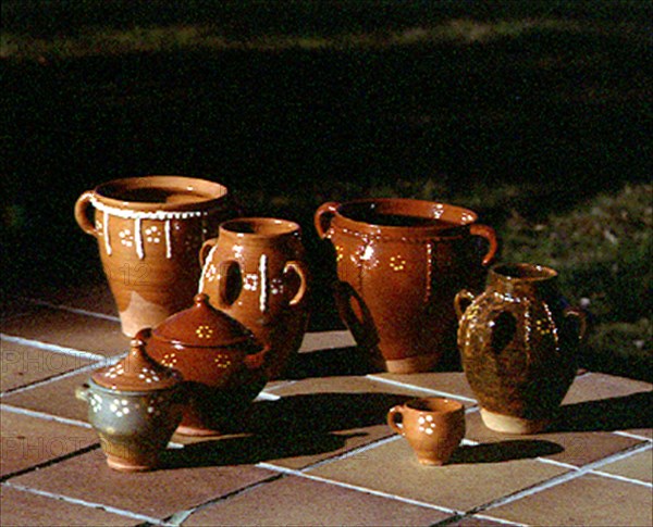 CONJUNTO DE PIEZAS DE CERAMICA VIDRIADA CON DECORACION DE CORDON Y PUNTO
NAVAL, COLECCION PARTICULAR
HUESCA