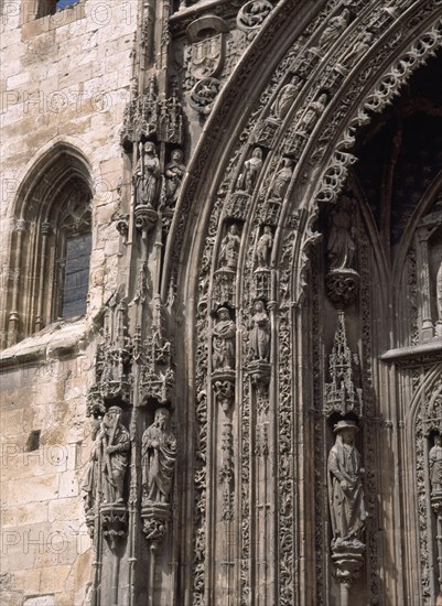 COLONIA SIMON
EXTERIOR-PORTADA-DET MITAD IZQUIERDA DEL ARCO APUNTADO CON ESCULTURAS DE FCO COLONIA Y FELIPE BIGARN
ARANDA DE DUERO, COLEGIATA STA MªLA REAL
BURGOS