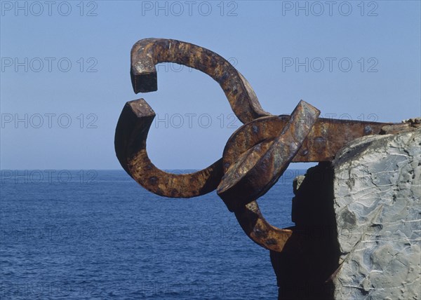 CHILLIDA EDUARDO 1924/2002
PLAZA DEL TENIS-ESCULTURAS-"PEINE DE LOS VIENTOS" EN UNA ROCA- HIERRO - 1972-77
SAN SEBASTIAN, EXTERIOR
GUIPUZCOA