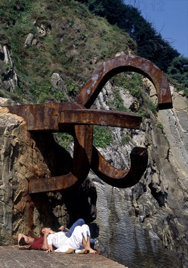 CHILLIDA EDUARDO 1924/2002
PLAZA DEL TENIS-ESCULTURAS-"PEINE AL VIENTO" EN UNA ROCA- HIERRO - 1972-77
SAN SEBASTIAN, EXTERIOR
GUIPUZCOA