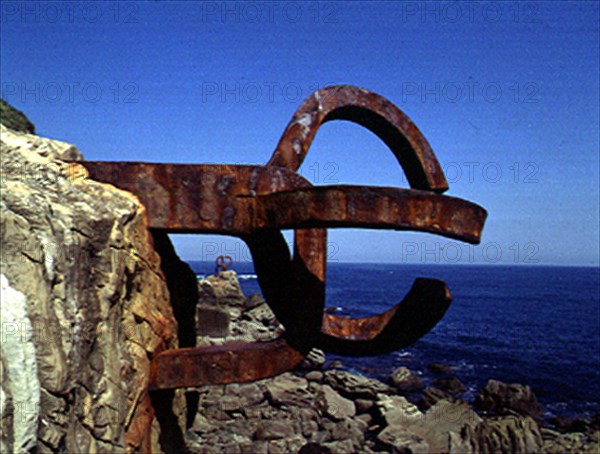 CHILLIDA EDUARDO 1924/2002
ESCULTURAS-"PEINE DE LOS VIENTOS" EN ROCAS SOBRE EL MAR- HIERRO - 1972-77
SAN SEBASTIAN, EXTERIOR
GUIPUZCOA