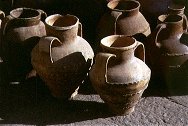 CANTARO U OLLA CON DOS ASAS Y DECORACION RIZA
MUELAS DEL PAN, COLECCION PARTICULAR
ZAMORA