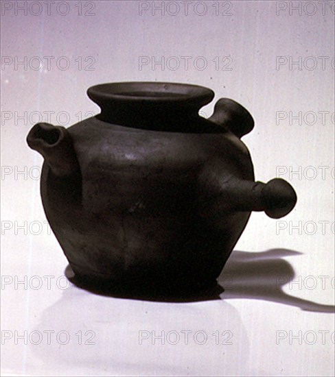 PUCHERO PARA HACER HUMO Y ALEJAR LAS ABEJAS EN LA RECOGIDA DE LA MIEL
QUART, COLECCION PARTICULAR
GERONA
