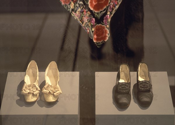 VITRINA CON ZAPATOS DE LA EPOCA SEDA,CUERO Y MADERA-FINES S XIX
BARCELONA, MUSEO INDUMENTARIA
BARCELONA