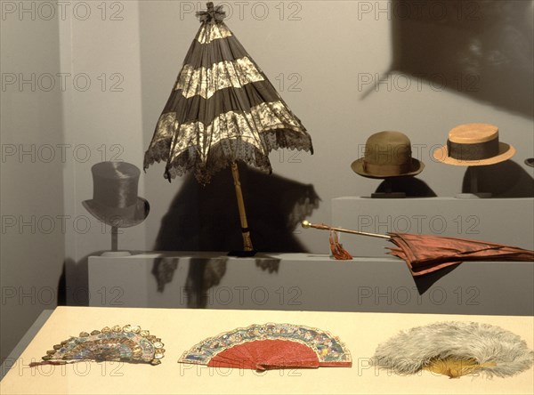 VITRINA CON SOMBRILLAS,ABANICOS Y SOMBREROS-FINALES S XIX
MADRID, MUSEO ANTROPOLOGIA
MADRID