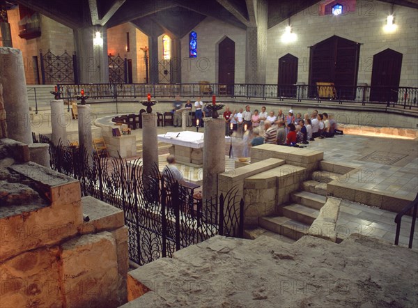 INTERIOR-IGLESIA CON SACERDOTE OFICIANDO MISA Y DETRAS LA CASA DE MARIA
NAZARET, BASILICA DE LA ANUNCIACION
ISRAEL