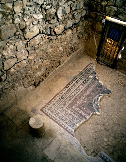 INTERIOR-SUELO CON MOSAICO DE MOTIVOS VEGETALES PERTENECIENTE AL PERIODO DE HERODES
MASADA, PALACIO
ISRAEL