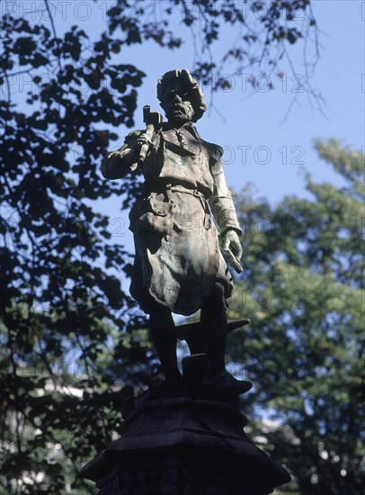 ESTATUA EN BRONCE DEL GREMIO DE MEDIEVAL-DET HERRERO
BRUSELAS, PETIT SABLON
BELGICA