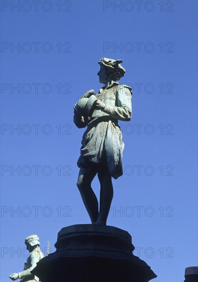 ESTATUA EN BRONCE DEL GREMIO DE PAÑEROS-DET SOMBRERERO
BRUSELAS, PETIT SABLON
BELGICA