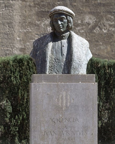 MONUMENTO A JUAN LUIS VIVES-BUSTO CON RETRATO-VALENCIA 1966
VALENCIA, EXTERIOR
VALENCIA