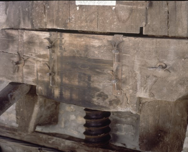 PRENSA-DETALLE TORNILLO Y PLANCHA DE MADERA-AÑO 1862
AINSA, EXTERIOR
HUESCA