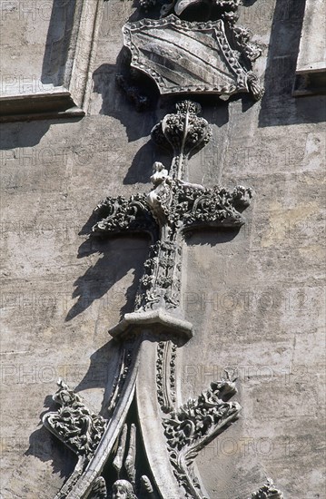 COMPTE PERE
EXTERIOR- REMATE DEL ARCO DE UNA DE LAS PUERTAS- CRUZ-GOTICO FLAMIGERO-S XV
VALENCIA, LONJA
VALENCIA