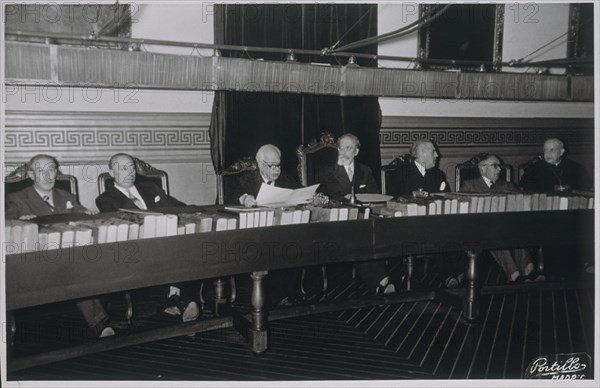 PORTILLO
FOTOGRAFIA- REUNION DE ACADEMICOS EN 1953  PRESIDIDA POR DON RAMON MENENDEZ PIDAL/ DE IZQ A DCHA. GE
MADRID, ACADEMIA DE LA LENGUA
MADRID