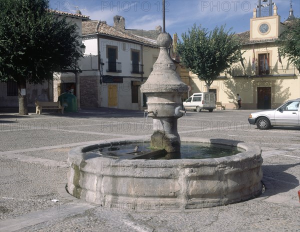 PLAZA CON FUENTE DE PIEDRA AYUNTAMIENTO AL FONDO
COGOLLUDO, EXTERIOR
GUADALAJARA