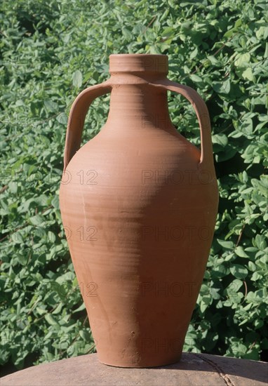 CANTARO DE BARRO ROJO CON DOS ASAS Y CUELLO ALTO
ARROYO DE LA LUZ, COLECCION PARTICULAR
CACERES