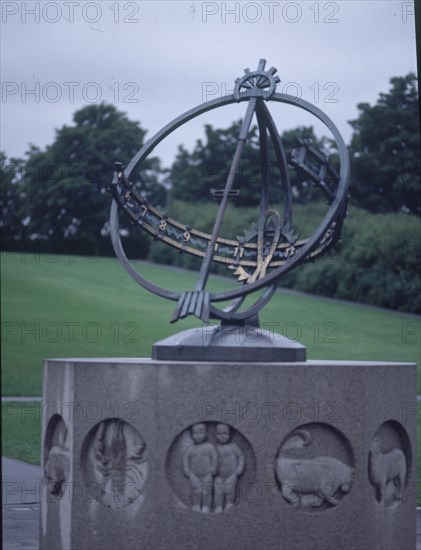 VIGELAND GUSTAV 1869/-
RELOJ DE SOL SOBRE UN PEDESTAL DE GRANITO CON RELIEVES DEL ZODIACO- S XX
OSLO, PARQUE FROGNER
NORUEGA
This image is not downloadable. Contact us for the high res.