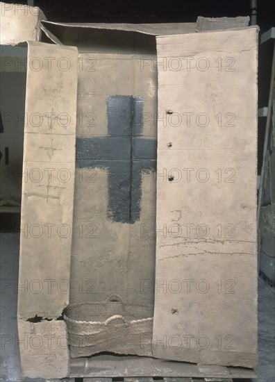 TAPIES ANTONI 1923-
COMPOSICIO AMB CISTELLA- 1996- 189,2 X 143,4 X 66 cm - Pintura/Bronce
MADRID, GALERIA SOLEDAD LORENZO
MADRID