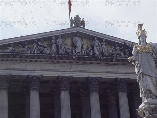 HANSEN TEOPHIL
FRONTON CENTRAL CON ESCULTURAS DE EDMUNDO KELLMER- ESTILO NEOGRIEGO-1873-83- PALAS ATENEA
VIENA, PARLAMENTO
AUSTRIA