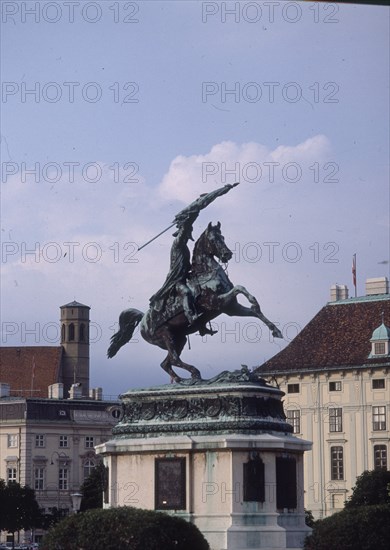 ESCULTURA ECUESTRE DEL ARCHIDUQUE CARLOS EN LA HELDENPLATZ
VIENA, PALACIO IMPERIAL NUEVO
AUSTRIA
This image is not downloadable. Contact us for the high res.