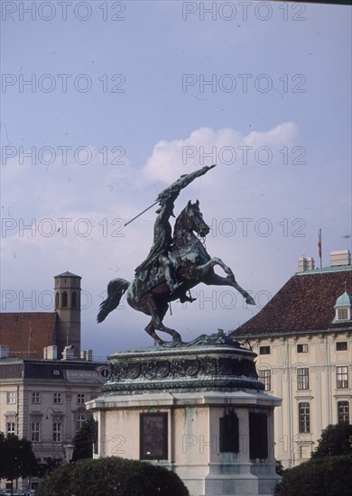 ESCULTURA ECUESTRE DEL ARCHIDUQUE CARLOS EN LA  HELDENPLATZ
VIENA, PALACIO IMPERIAL NUEVO
AUSTRIA

This image is not downloadable. Contact us for the high res.