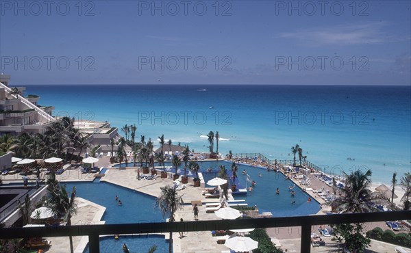 HOTEL AL BORDE DEL MAR - TURISTAS EN LAS PISCINAS
MIAMI-FLORIDA, EXTERIOR
EEUU