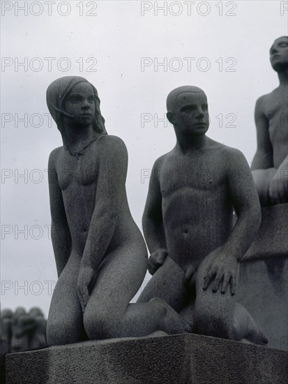 VIGELAND GUSTAV 1869/-
ESCULTURA EN GRANITO DE ADOLESCENTES
OSLO, PARQUE FROGNER
NORUEGA