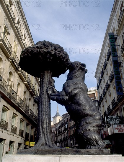 NAVARRO SANTAFE ANTONIO 1906/83
ESTATUA DEL OSO Y EL MADROÑO SIMBOLO DE LA CIUDAD
MADRID, PUERTA DEL SOL
MADRID