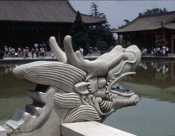 CABEZA DE DRAGON EN EL PALACIO BALNEARIO - 644 AC - ESCULTURA MITOLOGICA
XIAN, BALNEARIO HUAQUING
CHINA