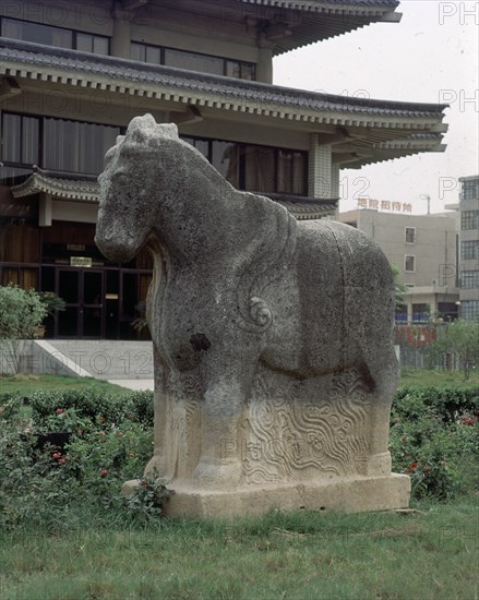 CABALLO - ESCULTURA EN PIEDRA - 3 METROS DE ALTO
XIAN, MUSEO P DE SHAANXI
CHINA