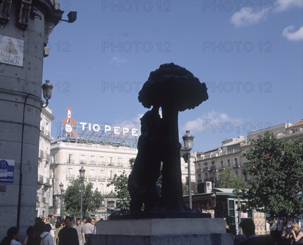 NAVARRO SANTAFE ANTONIO 1906/83
ESTATUA DEL OSO Y EL MADROÑO - FACHADA CON LA PUBLICIDAD DEL JEREZ TIO PEPE
MADRID, PUERTA DEL SOL
MADRID