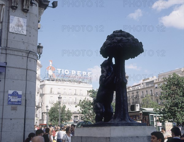 NAVARRO SANTAFE ANTONIO 1906/83
ESTATUA DEL OSO Y EL MADROÑO - FACHADA CON LA PUBLICIDAD DEL JEREZ TIO PEPE
MADRID, PUERTA DEL SOL
MADRID