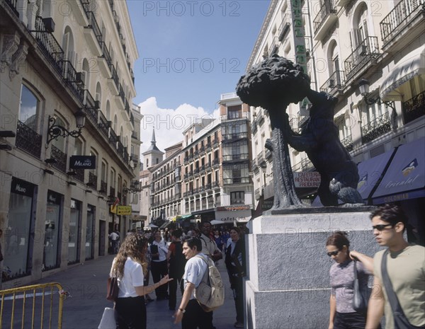 NAVARRO SANTAFE ANTONIO 1906/83
ESTATUA DEL OSO Y EL MADROÑO - CALLE DEL CARMEN AL FONDO
MADRID, PUERTA DEL SOL
MADRID