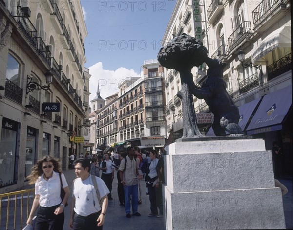 NAVARRO SANTAFE ANTONIO 1906/83
ESTATUA DEL OSO Y EL MADROÑO - CALLE DEL CARMEN AL FONDO
MADRID, PUERTA DEL SOL
MADRID