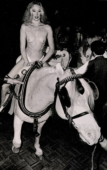 Femme nue montant à cheval, lors d'une soirée donnée par Andy Warhol