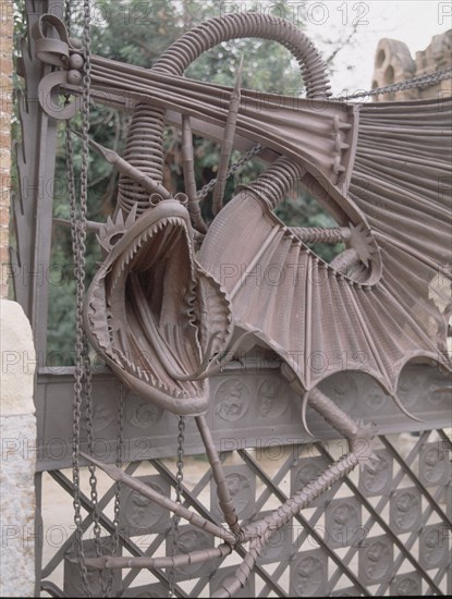 GAUDI ANTONI 1852-1926
DET DE LA PUERTA DE LA ENTRADA DE CARRUAJES - REJA CON LA FIGURA DE UN DRAGON - 1884-87
BARCELONA, FINCA GUELL
BARCELONA