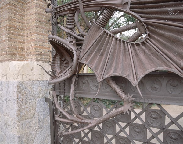 GAUDI ANTONI 1852-1926
DET DE LA PUERTA DE ENTRADA - VERJA CON LA FIGURA DE UN DRAGON - 1884-87
BARCELONA, FINCA GUELL
BARCELONA