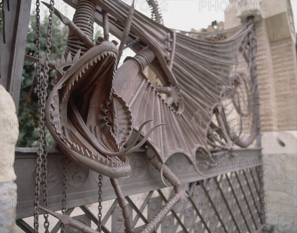 GAUDI ANTONI 1852-1926
DET DE LA PUERTA DE ENTRADA DE CARRUAJES- VERJA CON LA FIGURA DE UN DRAGON - 1884-87
BARCELONA, FINCA GUELL
BARCELONA