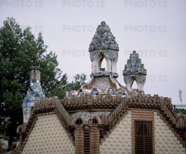 GAUDI ANTONI 1852-1926
PABELLON DE ENTRADA - LINTERNAS DECORADAS CON TRENCADIS O AZULEJO TROCEADO- 1884-87
BARCELONA, FINCA GUELL
BARCELONA