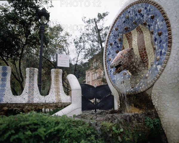 GAUDI ANTONI 1852-1926
MEDALLON CERAMICO CON EL ESCUDO DE CATALUÑA DEL QUE SURGE LA CABEZA DE UNA SERPIENTE- 1900/1914
BARCELONA, PARQUE GÜELL
BARCELONA