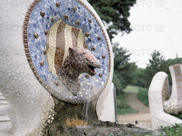 GAUDI ANTONI 1852-1926
MEDALLON CERAMICO CON EL ESCUDO DE CATALUÑA DEL QUE SURGE LA CABEZA DE UNA SERPIENTE- 1900/1914
BARCELONA, PARQUE GÜELL
BARCELONA