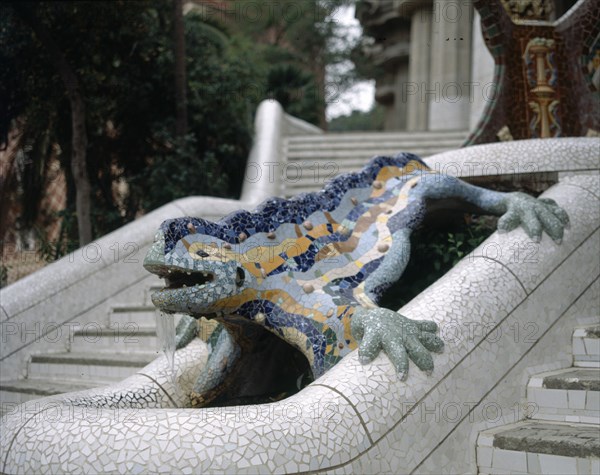 GAUDI ANTONI 1852-1926
LAGARTO O DRAGON CERAMICO MULTICOLOR - 1900/1914
BARCELONA, PARQUE GÜELL
BARCELONA