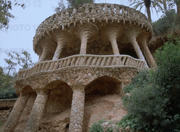 GAUDI ANTONI 1852-1926
DOBLE PORTICO- COLUMNAS HELICOIDALES EN LA COLUMNATA SUPERIOR- 1900/1914
BARCELONA, PARQUE GÜELL
BARCELONA