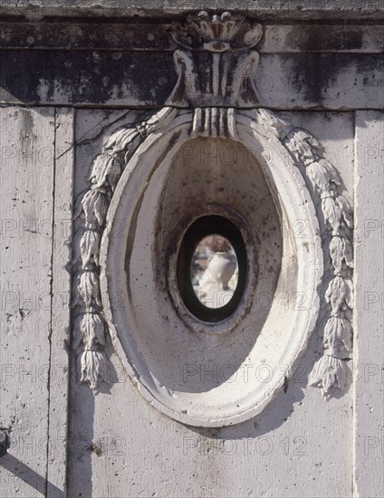BONAVIA SANTIAGO/SABATINI FRANCISCO
MIRILLA DE LA GARITA DE UN CENTINELA CON DECORACION VEGETAL - S XVIII
ARANJUEZ, PALACIO REAL
MADRID