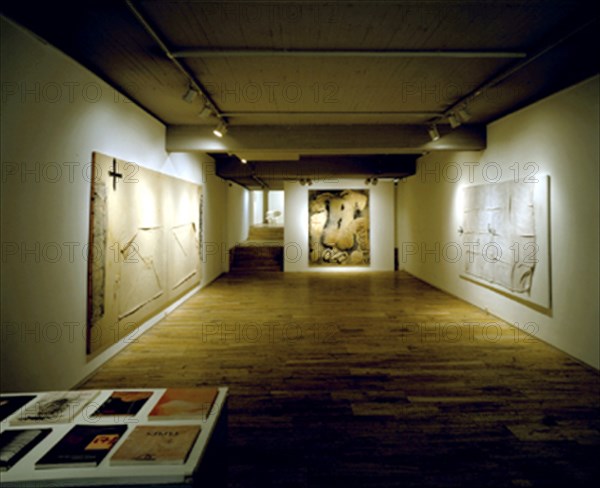 TAPIES ANTONI 1923-
INTERIOR DE LA SALA DE EXPOSICIONES - 2001
MADRID, GALERIA SOLEDAD LORENZO
MADRID

This image is not downloadable. Contact us for the high res.